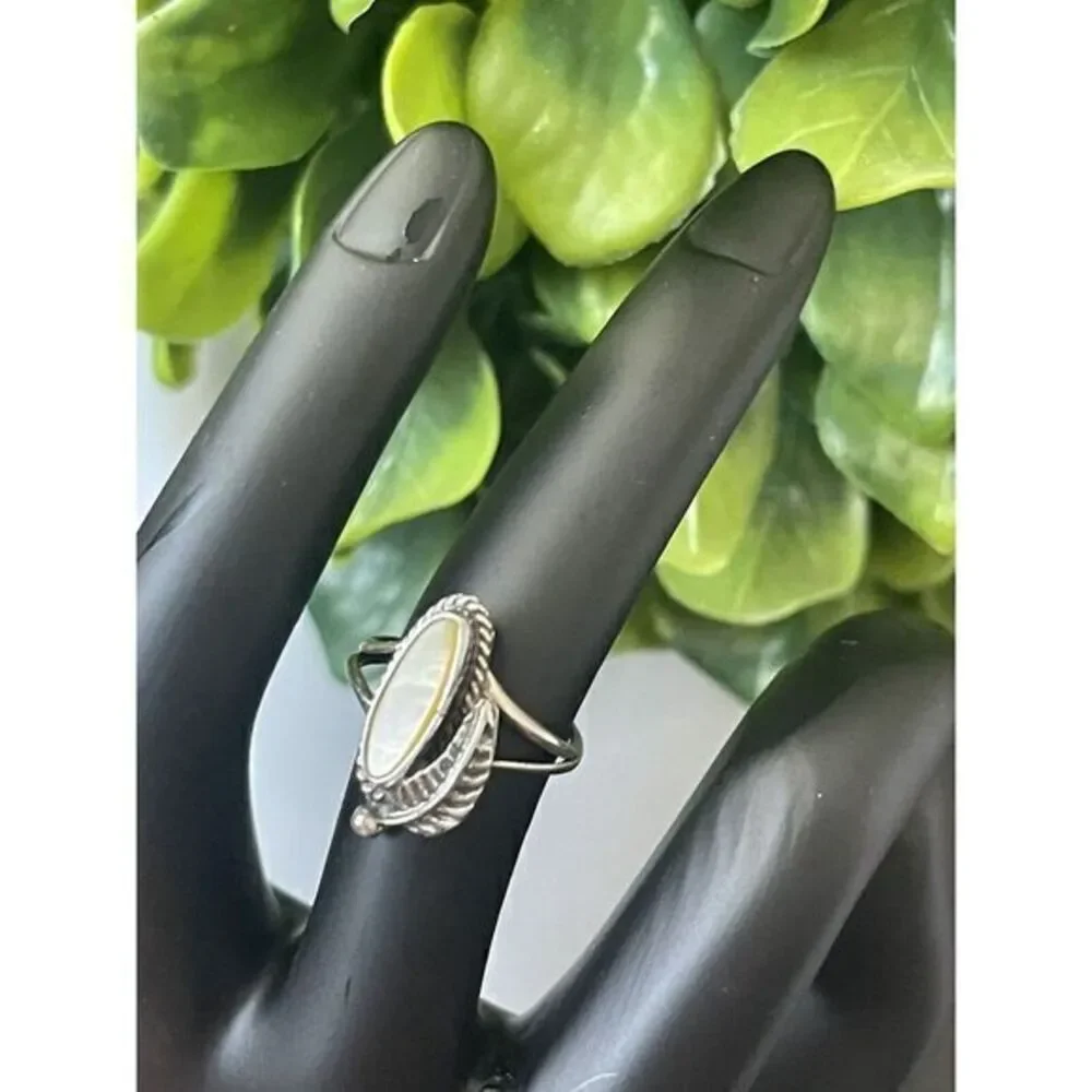 Vintage Navajo Feather and Mother Of Pearl Long Sterling‎ Silver Ring Size 5